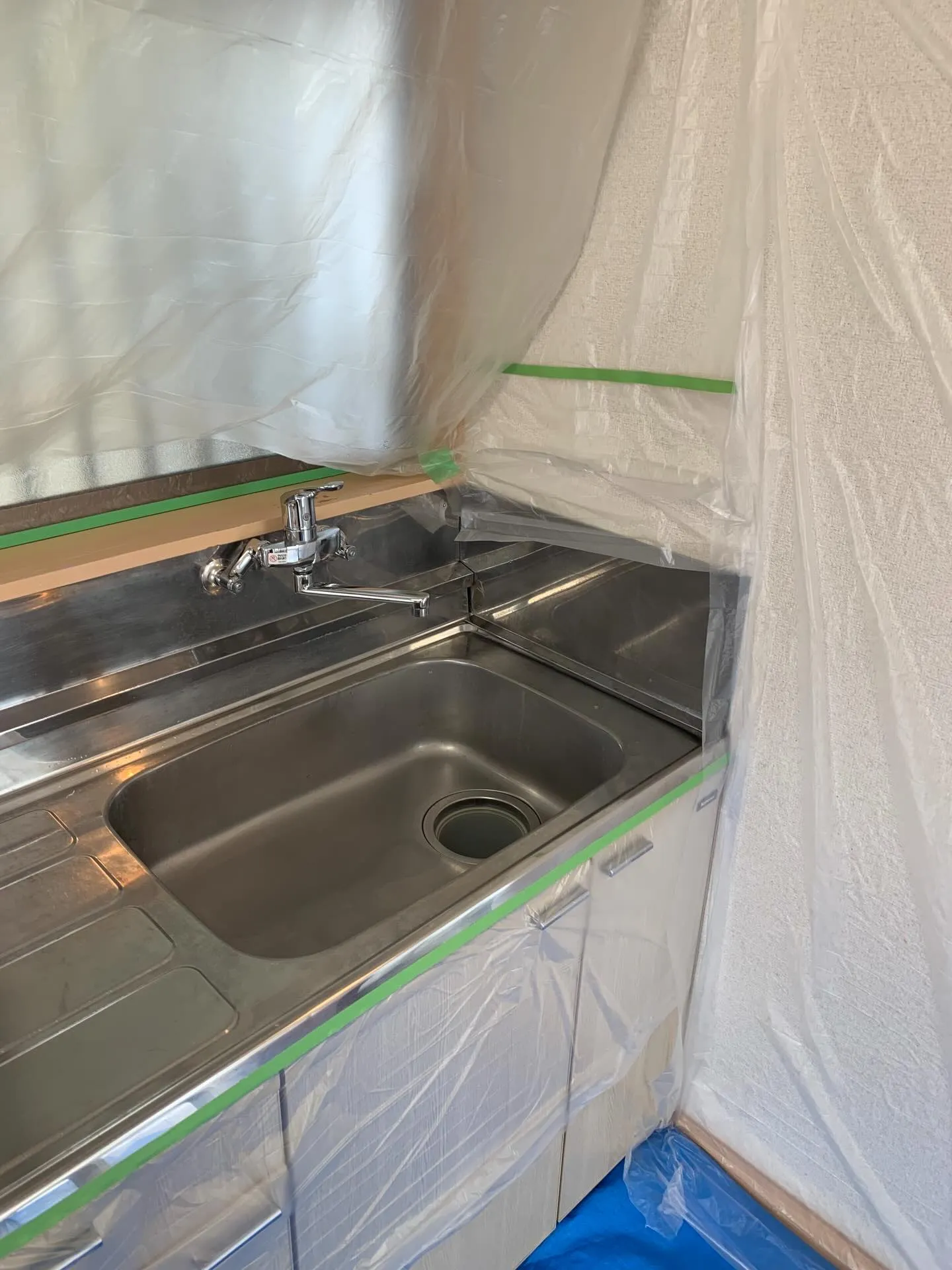 本日はシンクの特別な鏡面仕上げを担当しています。