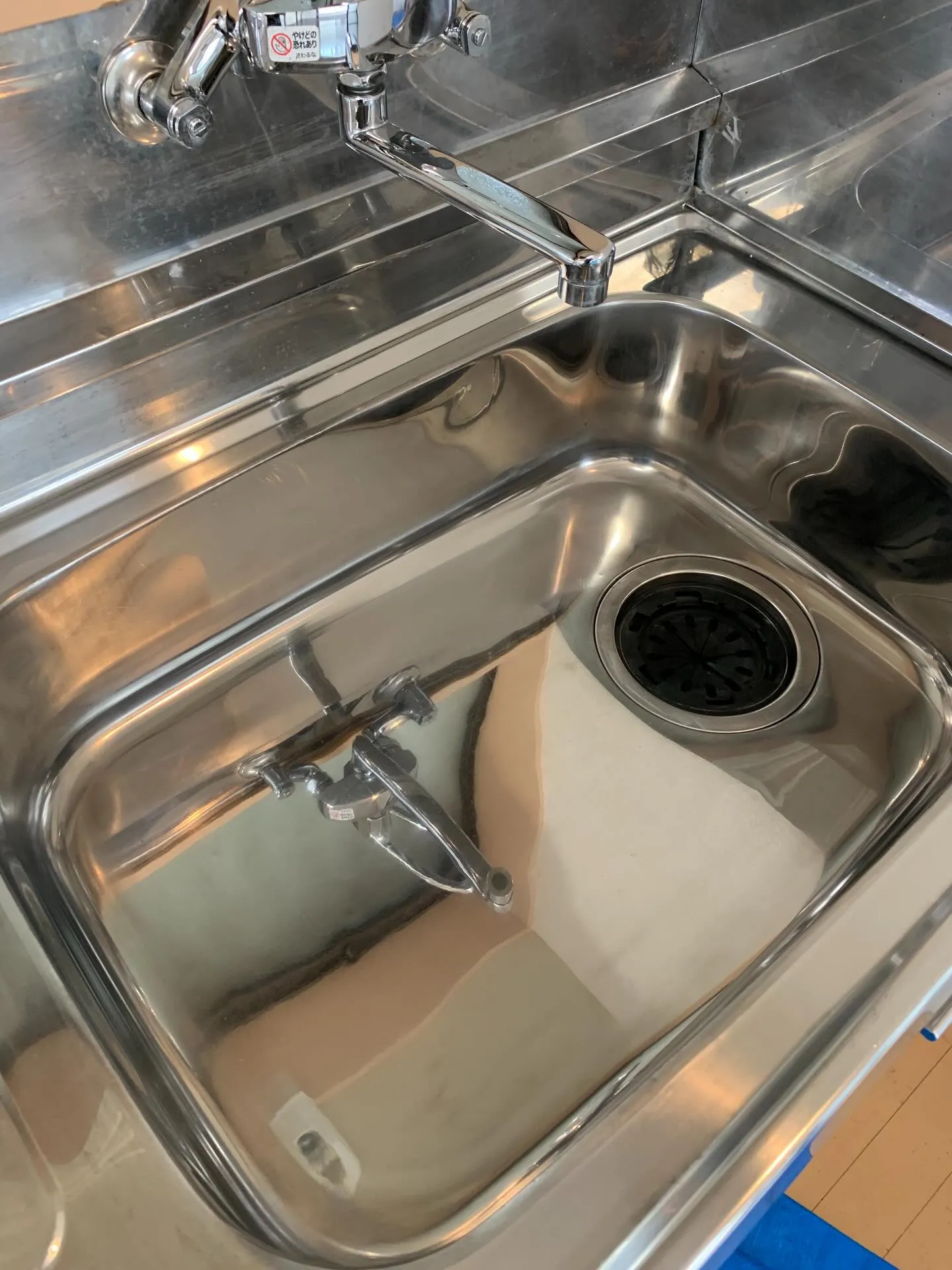 本日はシンクの特別な鏡面仕上げを担当しています。