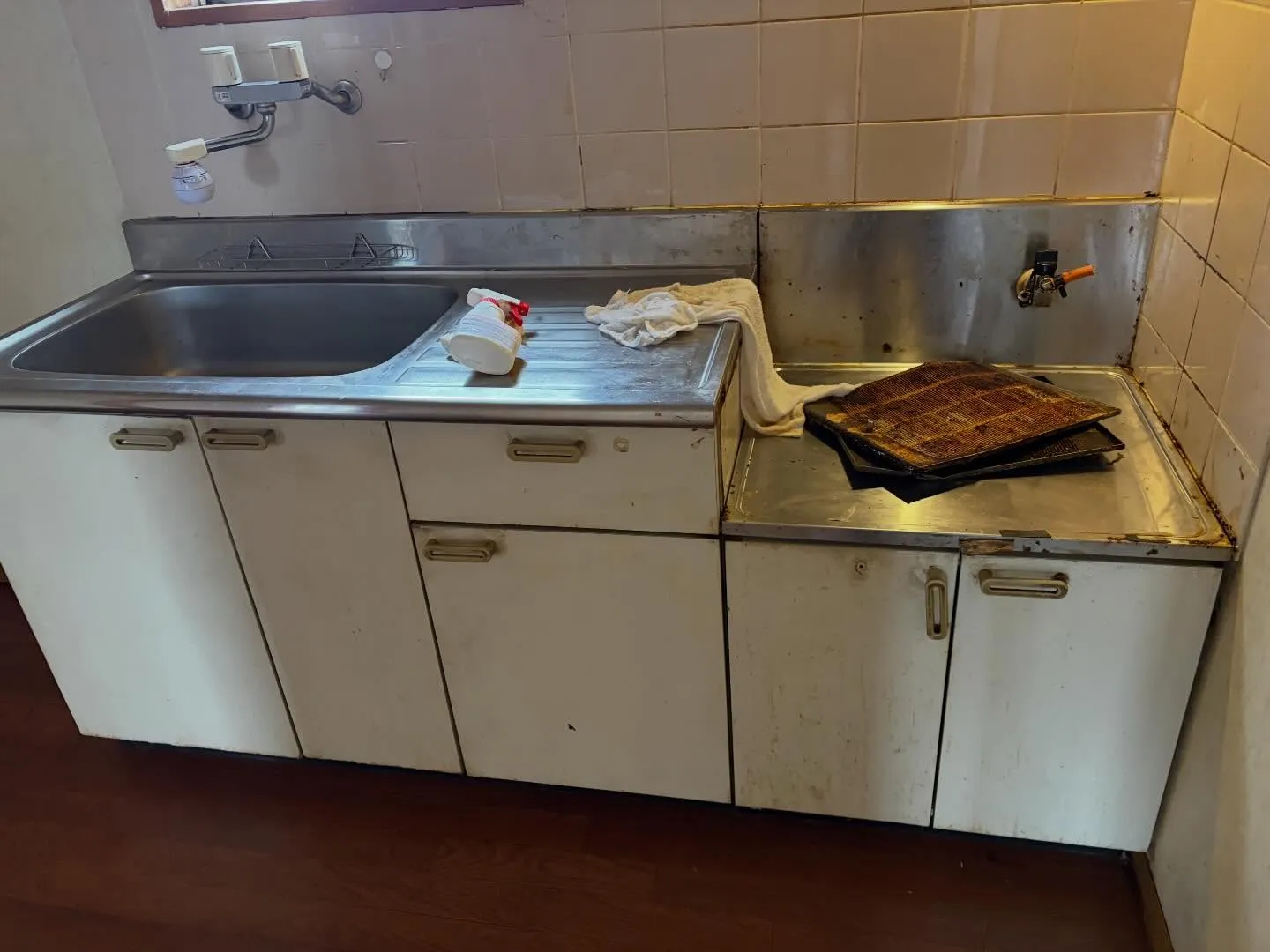 今日は水戸市で現状回復、内装工事、そしてキッチンのリメイク作...