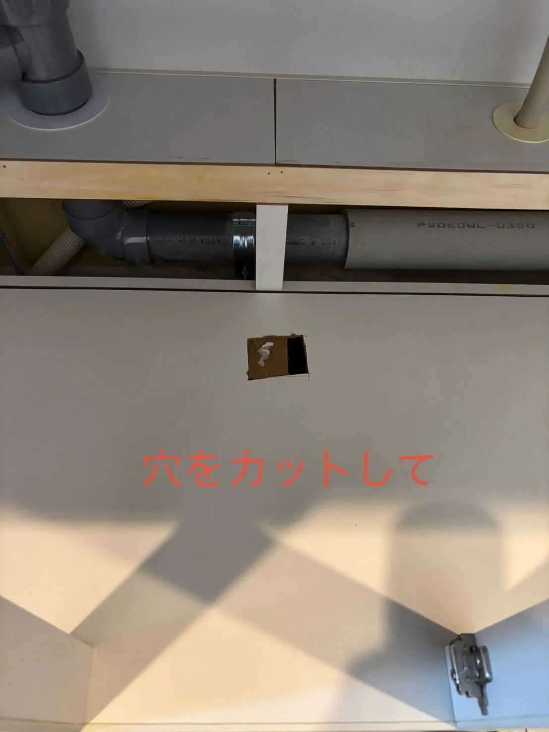 今日は不動産からキッチンの底板の修繕とクリーニングです。